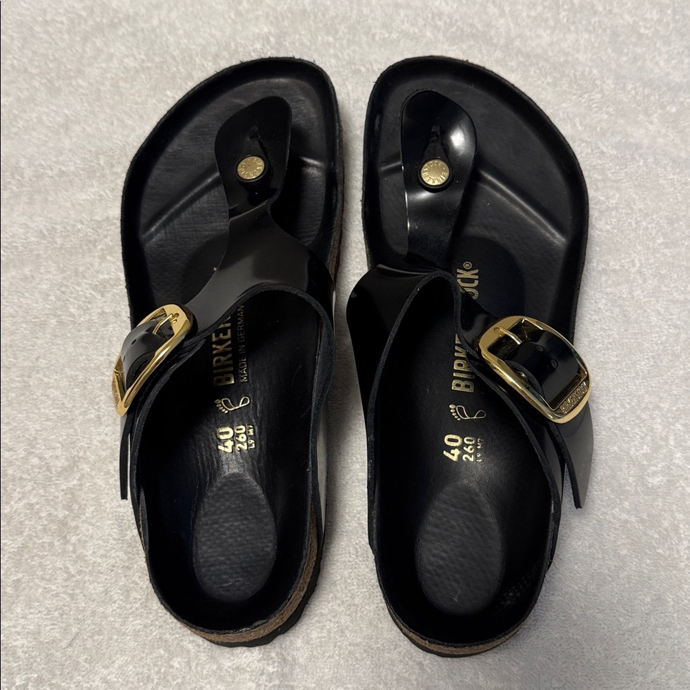 Birkenstock Big Buckle Gizeh - Black with Gold.